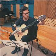 Laureato in Chitarra propone lezioni di strumento